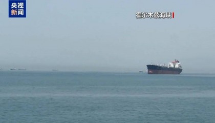 霍尔木兹大消息，美军出动2艘航母1万士兵，迫使多艘商船改道，导弹打击不配合油轮！通行量仅剩10%，伊朗：美军白费功夫，海峡将继续关闭