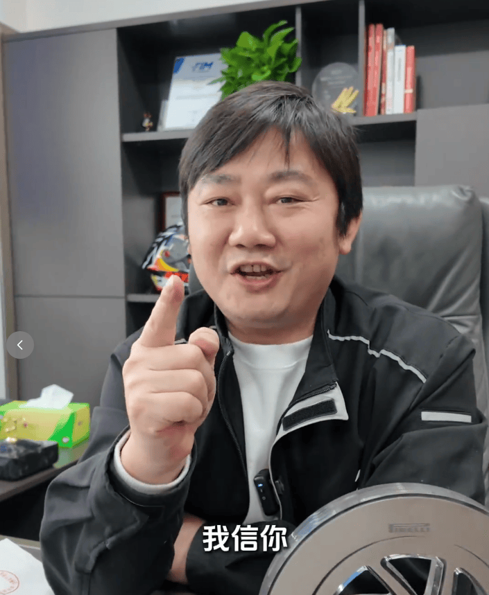 张雪宣布捐赠嫣然“加码”：将冠军奖杯、签名帽子一起赠送！喊话李亚鹏：用途你定，我信你！称赛车起拍价40万，有点寒酸，所以加码