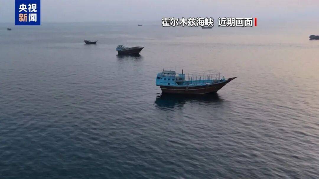 霍尔木兹大消息，美军出动2艘航母1万士兵，迫使多艘商船改道，导弹打击不配合油轮！通行量仅剩10%，伊朗：美军白费功夫，海峡将继续关闭