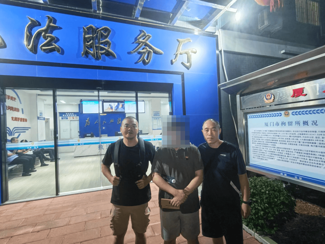 “高考估分715查分299，女孩称试卷不是自己的”，四川绵阳警方：厦门网民周某借助AI工具批量生成虚假网文，已被行政拘留