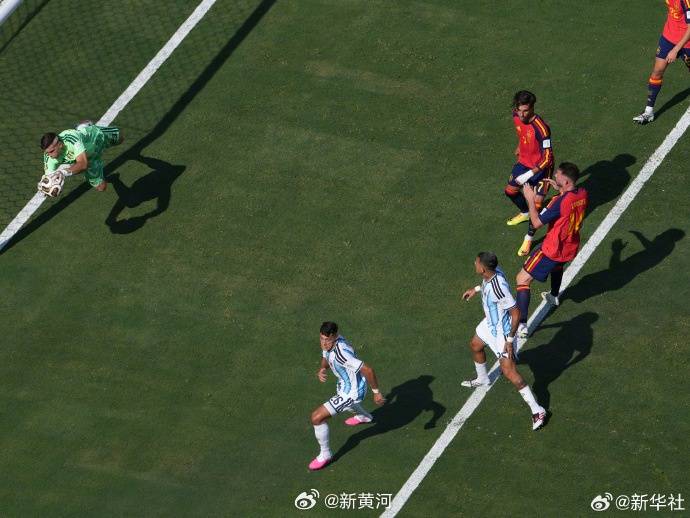 阿根廷队集体背对领奖台站立，被批“毫无体育精神”，西班牙中场奥尔默回应