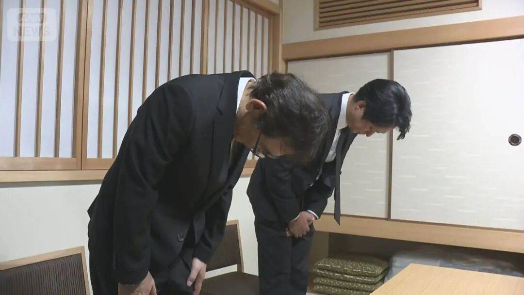日本一购物中心爆炸致7人死亡，一22岁女员工本已逃生，因上司指示返回商场放营业款遇难，家属怒斥：这是人祸；涉事公司在追悼会上道歉